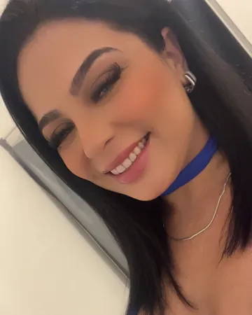 Kelly villar, מארחת מאומתת